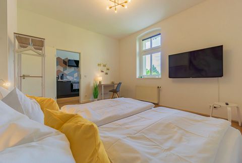 The flat is centrally located, near the Stadthalle and the Altmarkt, and only a 4-minute walk from the university. It has a bedroom with a workstation and a smart TV. The kitchen is very well equipped. There is a fully automatic coffee machine, a mic...