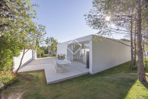 Lucas Fox presents this newly built house for sale in one of the best urbanizations in Valencia. The property offers a timeless and durable design, combining both functional utility and aesthetic satisfaction. The house is highly functional and integ...