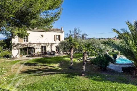This superb traditional bastide, of rare elegance, majestically rests at the foot of the prestigious Saint-Jacques hill, one of the most exclusive locations. Nestled in a historic district, this property enjoys an exceptional setting that epitomizes ...