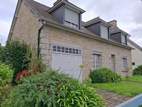 Située à Pontorson, proche des écoles et du complexe sportif, maison en pierre construite fin des années 60. Le rez-de-chaussée se compose ainsi: Un hall d'entrée avec un placard desservant un salon séjour avec une double porte vitrée donnant accès à...