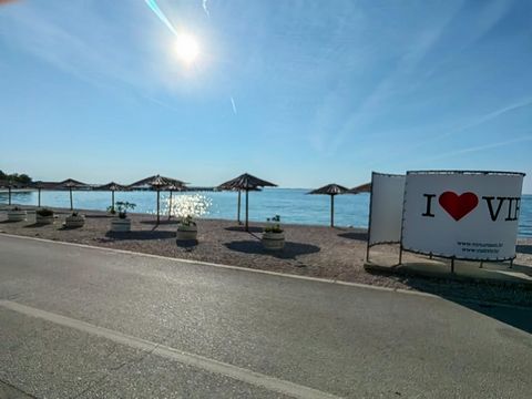 Terrain de développement de premier ordre disponible sur la plage de Jadro sur l’île de Vir Prix : 749 000 € Superficie des terrains : 1010-1200 m² Type de propriété : Projet de développement, Terrain Statut : À vendre Description: Nous sommes heureu...