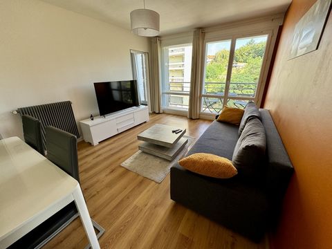 Situé au 5e étage d'une copropriété sans travaux, cet appartement T4 de 75,08 m2 (loi Carrez) est une belle opportunité, entièrement rénové il y a 2 ans. L'intérieur comprend 3 chambres, une cuisine fonctionnelle et une salle d'eau moderne. Aucun tra...