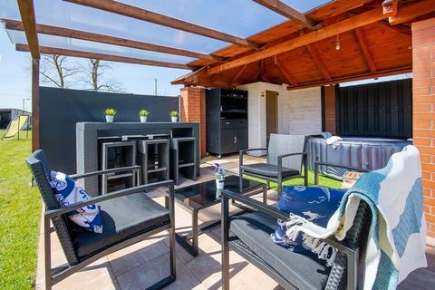 Un tranquillo villaggio balneare sul lago Wicko (ideale per i pescatori e gli amanti della vela e del windsurf). A pochi chilometri dalla spiaggia del Mar Baltico a Jarosławiec. Una confortevole casa vacanze su due piani con terrazza, mobili da giard...