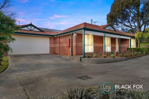 Offering a perfect blend of space and privacy just a short stroll from Monash University and Jubilee Park, this meticulously maintained 3-bedroom unit stands out with its expansive interiors and generous proportions. Nestled behind an established gar...