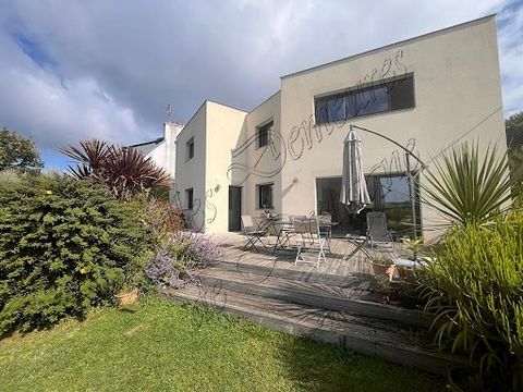 Beaucoup d'atouts pour cette maison contemporaine située au coeur de la station balnéaire de Morgat. Profitez de l'environnement préservé de la presqu'île de Crozon avec une vue sur une belle vallée verdoyante. Les plages et le coeur de la station ba...