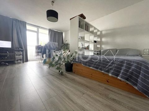 +++Please understand that we will only answer inquiries with COMPLETE personal information (complete address, phone number and e-mail)+++ Welcome to your new home in the lively Ehrenfeld! This charming 3-room apartment on the fifth floor of a buildin...