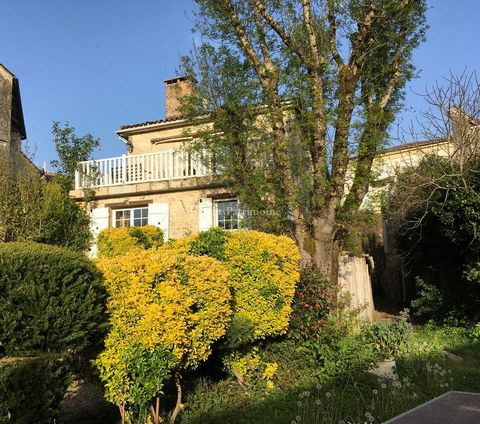 On the edge of the Dordogne, you will fall under the spell of this pretty house preserved by time. Rubble stones, beams, Gironde tiles, old-fashioned fireplace as well as a magnificent view overlooking the river, are all assets to please you, and to ...