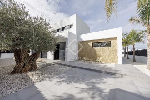 Lucas Fox is pleased to present this exclusive furnished villa in the Torre en Conill development , which has 24-hour security and is surrounded by impeccable natural surroundings. This fantastic villa was built using high-quality materials, using ma...