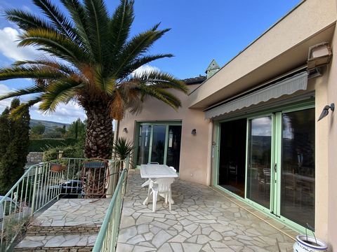 Limoux, close to the center, in a quiet area, villa comprising an entrance hall leading to a spacious 60m2 living room/lounge, a separate, equipped kitchen, a master bedroom with large closet, bathroom and WC. On the garden level 2 bedrooms with bath...