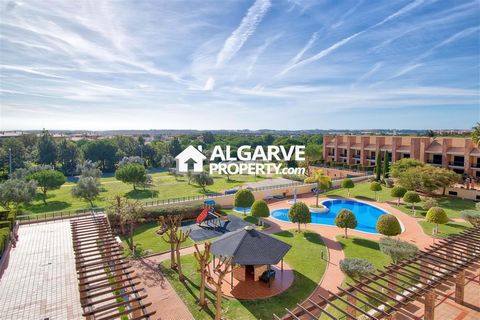 Located in Vilamoura. Wonderful 4-bedroom duplex apartment surrounded by golf, located in a luxury condominium with an excellent swimming pool and large communal gardens. With 262sq.m of gross construction area, this spacious apartment features an en...