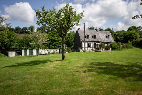 This rural cottage is set in very peaceful countryside with lovely views of the surrounding land. If you prefer privacy, away from roads and traffic, this may be what you are looking for. Beautiful walks through country paths and quiet lanes. This pr...