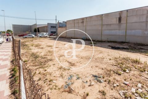 TERRENO URBANO EN ALGEMESÍ En esta ocasión, nos complace presentarle una magnífica parcela en venta, con una superficie de 226m², ubicada en el tranquilo pueblo de Algemesí. Este encantador lugar se encuentra a tan solo 20 minutos de la vibrante ciud...