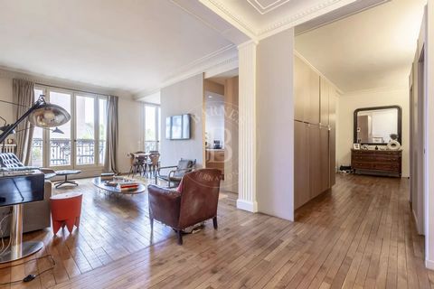 Exclusivité Barnes -Paris 17ème - Saint Odile - Etage élevé - 3 chambres - balcon filant Situé au 6e étage avec ascenseur d'un immeuble Art Déco soigneusement entretenu, cet appartement traversant et baigné de lumière vous offre une vue dégagée sur l...