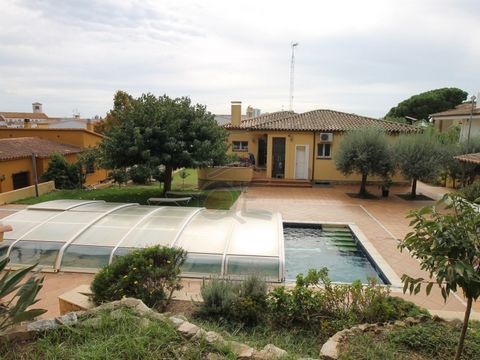 Esta espaciosa villa, construida en estilo típico catalán, está a sólo 2 minutos a pie del bullicioso centro y de la playa de Platja d'Aro. Cuando ingrese a su propiedad a través de la puerta automática privada, notará la paz y relajación de la zona,...