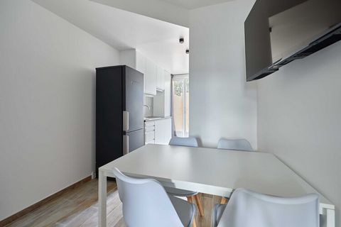 Bel appartement entièrement rénové et tout équipé pour 4 personnes. Un patio vient compléter le logement La situation de l'appartement vous permettra de vous déplacer rapidement et facilement : EN AVION : Aéroport de Deauville Saint-Gatien (8 km / 15...