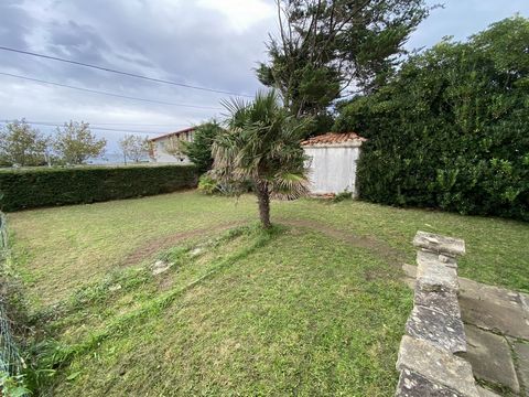 A l'entrée du village et en bordure de la route départementale, cette petite copropriété ancienne sera prochainement ravalée (charge vendeur). Orientée à l'ouest, vers l'océan que l'on voit de la terrasse, l'appartement en rez-de-chaussée légèrement ...