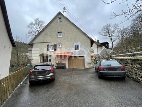 Het charmante huis in Calw biedt een bewoonbare oppervlakte van 116,50 m² op een perceel van 313 m². Het heeft in totaal 2 badkamers en is gelegen op een rustige locatie op slechts een paar minuten lopen van het stadscentrum. Het oude gebouw biedt de...