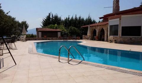 Een prachtige villa in Zygos, Kavala met een groot zwembad van 75 m², omlijst door 300 m² geplaveide terrassen en pergola's. Een paradijs op een perceel van 3.750 m² met 2000 m² olijfbomen (69 bomen) en een fruittuin en een tuinhuis van 16 m². Het hu...