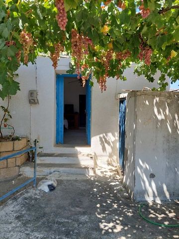 Haus zur Renovierung zum Verkauf auf Kreta. Das alte Steinhaus von 50 m² mit Außenbad befindet sich im Dorf Charakas am Fuße von Asterousia. Das Haus befindet sich auf einem Eckgrundstück in einer ruhigen Gegend. Das Dorf Charakas liegt 50 Kilometer ...