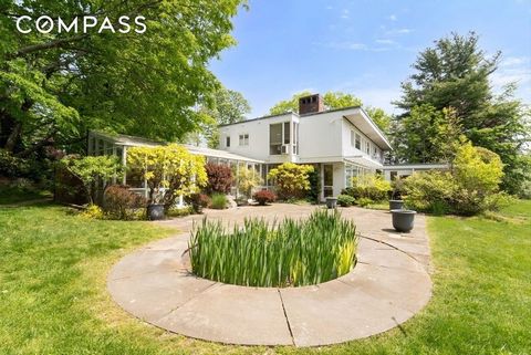 Une occasion rare et unique de faire de cette maison moderne de style international des années 1950 avec court de tennis privé votre propre domaine. Situé sur 1,78 acres de terrains luxuriants, d’arbres matures et d’escaliers qui mènent à votre propr...