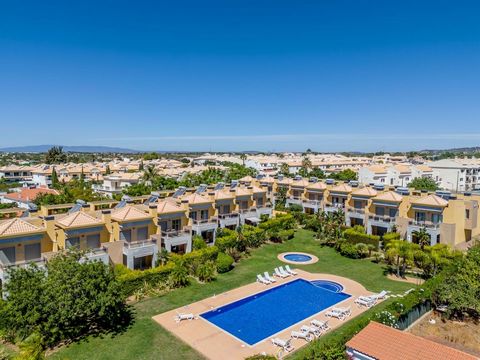 Discover this incredible 3-bedroom townhouse with a gross floor area of 249 m², located in a gated community with swimming pool and green spaces in Ferreiras, Albufeira. Ideal for those looking for comfort and style, this property combines modernity ...