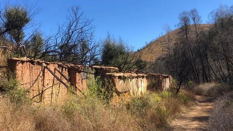 Anwesen mit 13 ha mit herrlichem Ausblick, mit flachem Teil und auch Hochebenen und Tälern. Es hat eine Ruine mit 114 m2, ein weiteres Haus mit 180 m2 kann auf dem Grundstück gebaut werden oder alternativ ein touristisches Projekt, bei dem Sie bis zu...