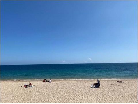 Cet appartement de 2 chambres dispose d'un salon et d'un balcon avec vue frontale sur la mer et la plage de Sesimbra. A moins d'1 minute à pied de la plage et de tous les commerces de proximité. Avec 2 chambres, hall d'entrée, 2 salles de bains, cuis...