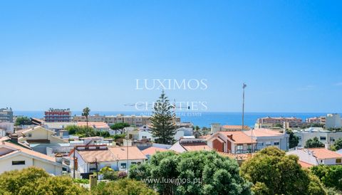 Apartamento triplex , com quatro quartos , para venda em Leça da Palmeira. Destacam-se neste imóvel de amplas áreas a varanda na sala e o terraço na zona privada, com vistas de mar. Possui  excelente exposição solar , beneficiando de uma magnífica lu...