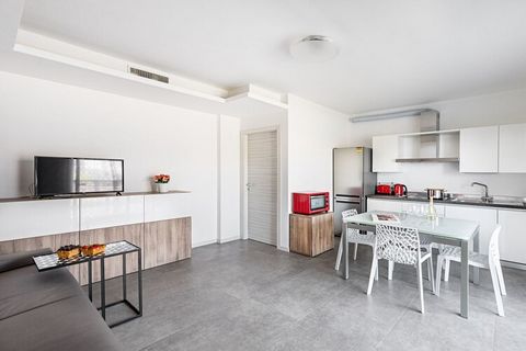 En Peschiera del Garda, en una nueva residencia con piscina, cerca del lago y de todos los servicios, ¡apartamento de un dormitorio con jardín para unas vacaciones familiares o en grupo con capacidad para 4 personas! El apartamento, equipado con aire...