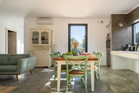 Die schöne Villa Aura d'Olivo befindet sich auf halbem Weg zwischen den Städten Ostuni und Carovigno, in einer Lage, die unsere Villa ein idealer Ausgangspunkt für den Besuch des südlichen Teils von Apulien macht. Die Villa verfügt über ein gemütlich...