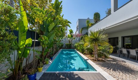 Deze moderne en prachtige villa ligt op loopafstand van het centrum van Alvor, de stranden en alle voorzieningen. Het bestaat uit een begane grond met woonkamer, open keuken met alle inbouwapparatuur van hoge kwaliteit, bijkeuken en wasruimte, een gr...