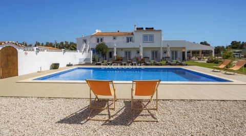 Cette propriété de 9 chambres est située à l'entrée de Carvoeiro. Elle est idéale pour l'exploitation d'un bed and breakfast ou d'une grande maison familiale. Au rez-de-chaussée, on trouve une cuisine, un salon avec cheminée et six chambres avec sall...