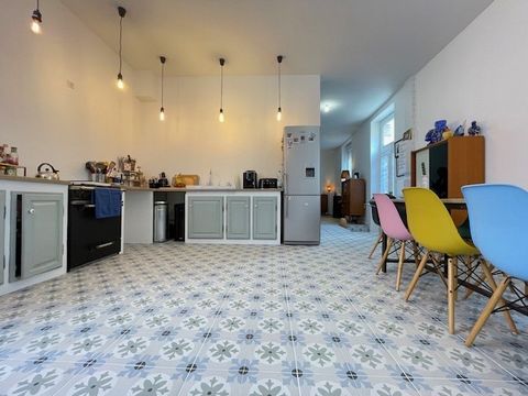 De vrouwen van Reims bieden u exclusief dit charmante stenen huis aan, in het hart van een rustig dorp, van bijna 225 m2. Het huis heeft prachtige voorzieningen, een grote en functionele keuken, een mooie woonkamer, zeer mooie slaapkamers, kleedkamer...