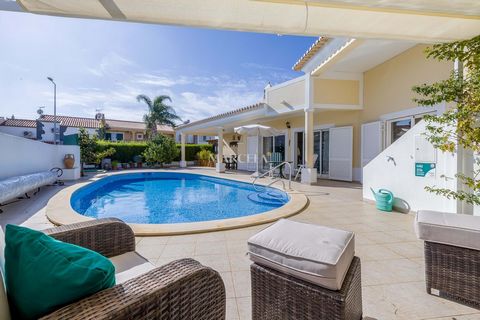 Located in Lagos. Situated in the charming village of Sargaçal, this immaculate single level 4 bedroom villa with pool , offers all the delights of rural living yet is only 5 minutes drive to the delights of Lagos city. The villa comprises an entranc...