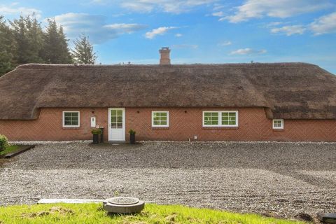 Dieses Luxushaus der Extraklasse, mit Granitböden und Fußbodenheizung in allen Räumen, ist die richtige Wahl für anspruchsvolle Urlauber. Das 215 m² große Ferienhaus liegt auf einem 5.000 m² großen Naturgrundstück, auf dem den Kindern Schaukeln, Fußb...