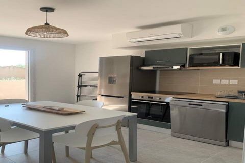 Escape to this charming 43.5 m² apartment in the secure Naïa residence, just steps from Valras-Plage. Perfect for up to 4 guests, it combines comfort and convenience with full air conditioning, a private terrace, and access to a shared pool open from...