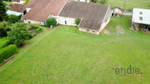 QUARTIER CALME À vendre : au calme, nous vous présentons à ECUELLE (70600), cette maison de 4 pièces de 400 m². On trouve au rez-de-chaussée une salle d eau et un atelier de 108 m². Au premier étage, il y a deux combles de 64 m² et 108 m². Elle se tr...