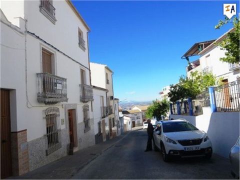 Esta gran casa tradicional andaluza está ubicada en la ciudad de Rute, en la provincia de Córdoba en Andalucía, España, cerca de todos los servicios locales y se encuentra en una calle tranquila. La propiedad es una gran casa adosada de doble fachada...