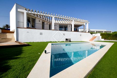 This new build 3-bedroom villa is located in the peaceful Son Remei neighbourhood, next to Punta Prima beach which is known for its turquoise waters. The villa is a modern building with quality finishings and offers all the facilities you need. Views...