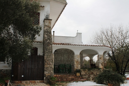 4-bedroom villa with swimming pool located in the countryside of Martina Franca. The property consists of: ground floor with a living room, two bedrooms, kitchen and two bathrooms. First floor with; two bedrooms, one bathroom and a terrace. The prope...