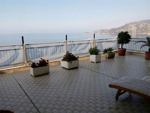 Apartment in an elegant sea front building, situated 100 metres (2 minute walk) from the water in Ospedaletti and 10 minutes on by to restaurants and town centre. The apartment is on the 2nd floor and has a lift, a hallway, large lounge, separate kit...