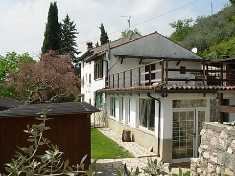 Large independent country house, with private garden of 5,000 sq m (over 1 acre), in the countryside of the Val d' Illasi in Veneto. Large independent country house, with private garden of 5,000 sq m (over 1 acre), in the countryside of the Val d' Il...