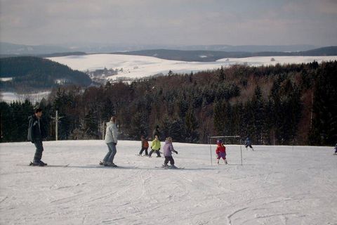 Im authentischen Dorf Božanov, im Norden Böhmens gelegen, inmitten des Naturschutzgebietes Broumovské Steny, befindet sich dieses luxuriöse Einfamilienhaus mit Sauna. Die Region ist reich an Kultur und Natur mit abwechslungsreichen Landschaften mit h...