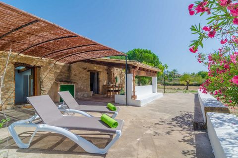 Beautiful countryside house, the perfect place to relax and disconnect in Montuïri. It welcomes 2 guests. On the exterior, you will find yourselves surrounded by fields and vegetation where the word quietness acquires its full meaning. You can sunbat...