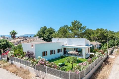 This beautiful beach house with a great porch and garden, offers accommodation for 6 people and it's located 450 metres from the beach of Sant Joan in Manresa (Alcúdia). This wonderful house near the sea offers a wonderful porch where you will enjoy ...