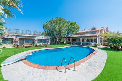 Impressive villa with a private pool near Muro, perfect for 16 guests. The well-kept exteriors comprise a 10 x 4-meter chlorine pool with a depth ranging from 1 to 1.7 meters l and a nice garden with different trees and plants. There are several terr...