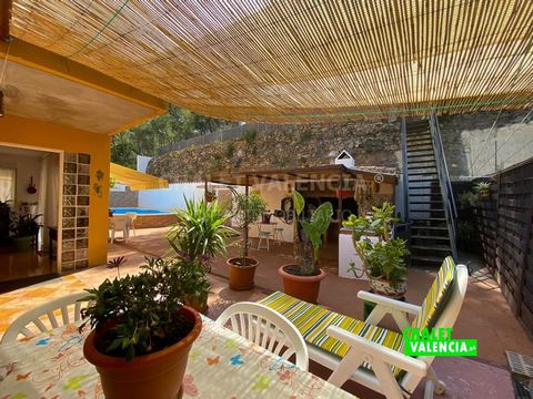 Villa with a pool on urban land, 2km from the Gilet Town Hall, in the middle of nature, and only 15 minutes from the new logistics center that Mercadona will open in 2022 in Sagunto. Outside we have many charming corners, chill-out style, paellero an...