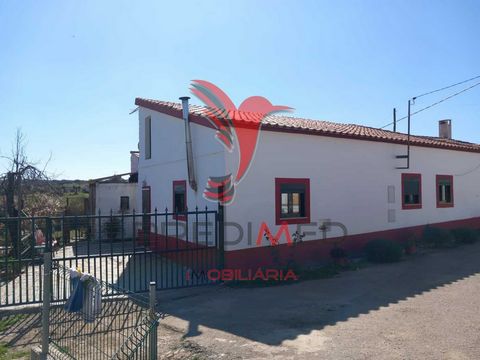 Consisting of dwelling house and land area, of which are 0.375 ha of olive grove and 0.25 ha of arable culture. The dwelling house consists of kitchen, living room, three bedrooms, 1 toilet, pantry and storage house. It is located in the parish of Sã...