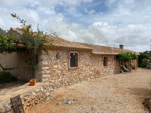 This beautiful Historical house was renovated in 2001 respecting the old construction style and natural materials. Split in 3 bedrooms, 3 bathrooms, 3 living rooms and 2 kitchens. The house has its own gardens, ornamental trees, a lake, pergolas, cas...