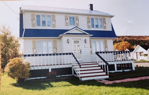 Property built in 1951 located in the heart of the city of Percé a few steps from the Rock and the sea!! Its tourist attractions and its breathtaking view of the Percé Rock are sure to charm you. Furnished, crockery and bedding included. Includes 5 b...